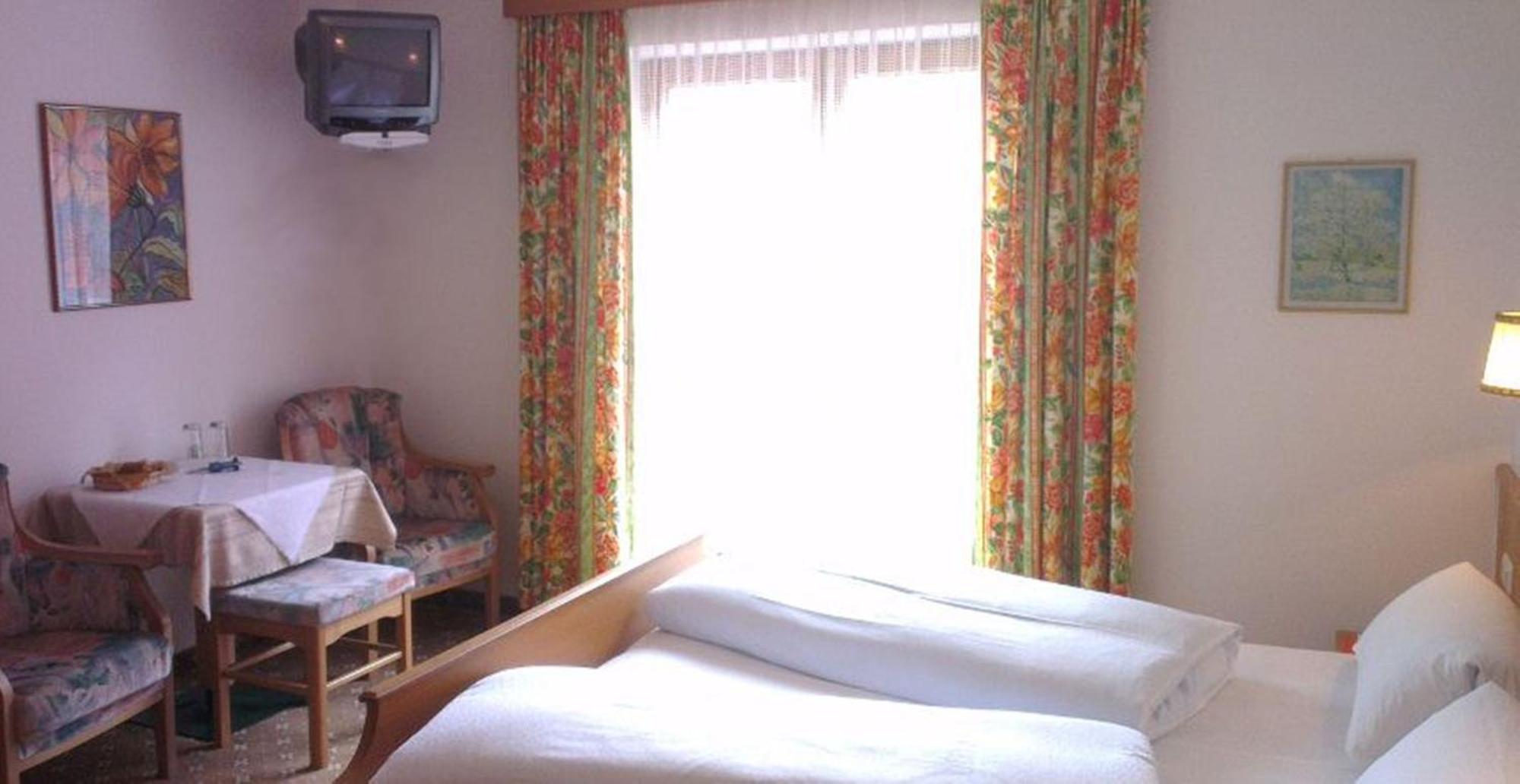 Hotel Haus Claudia und Haus Monika Mayrhofen Zimmer foto