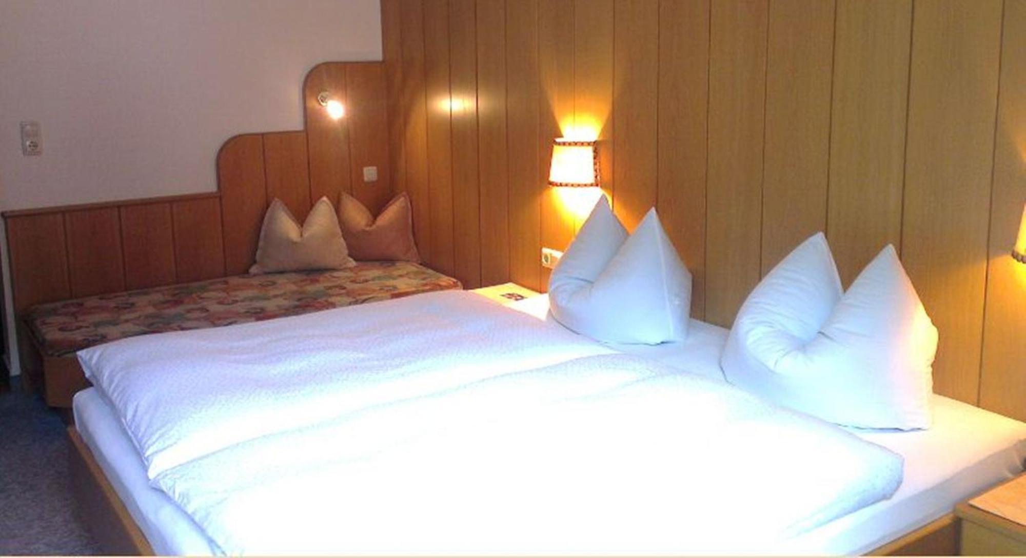Hotel Haus Claudia und Haus Monika Mayrhofen Zimmer foto